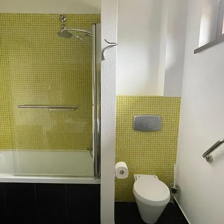 2 With Bath In This Nice House, Pool, Seaview *